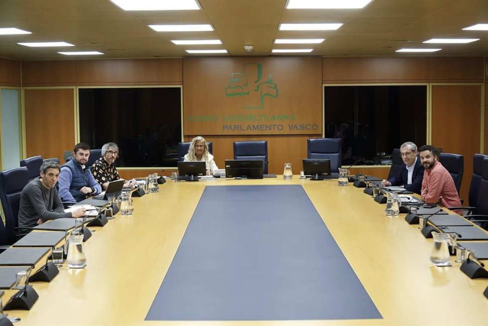Reunión de la ponencia que estudia las enmiendas presentadas a las modificaciones de la Ley de Empleo Público Vasco