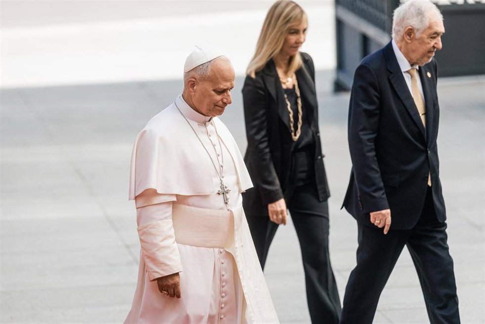 (I-D) El Papa León XIV; la presidenta del CGPJ, Isabel Perelló, y el presidente del Tribunal Constitucional, Cándido Conde-Pumpido, durante una visita del Pontífice al Congreso de los Diputados, a 8 de junio de 2026, en Madrid (España).
