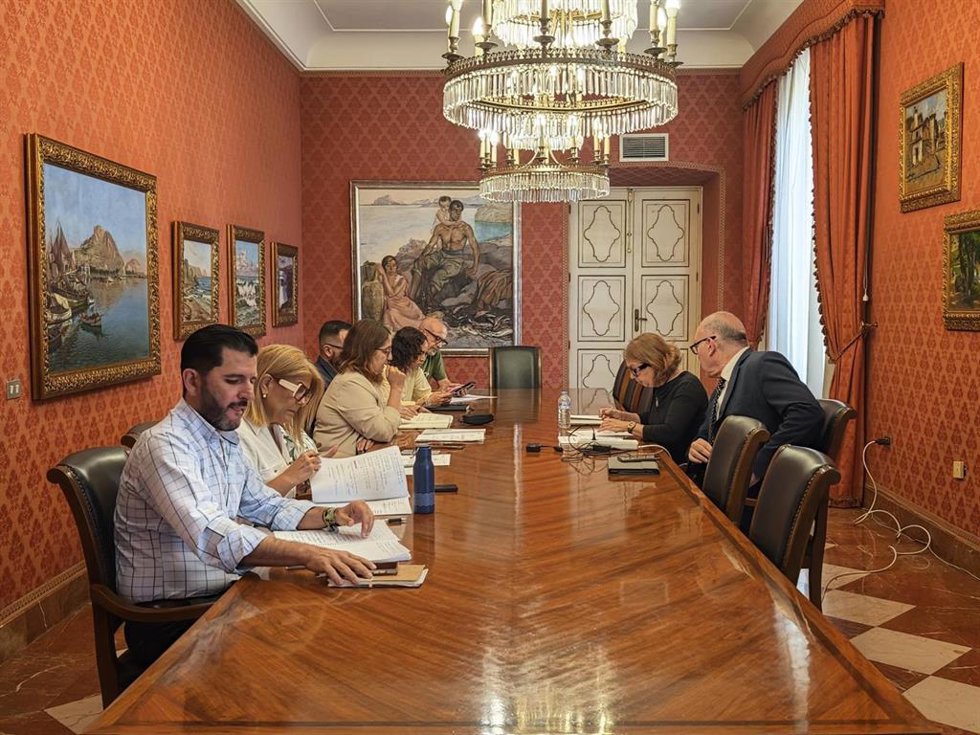 Imagen de la reunión de la comisión sobre viviendas de protección pública (VPP) celebrada en el Ayuntamiento de Alicante el lunes 8 de junio de 2026