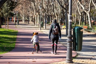 Archivo - Niños jugando en un parque 