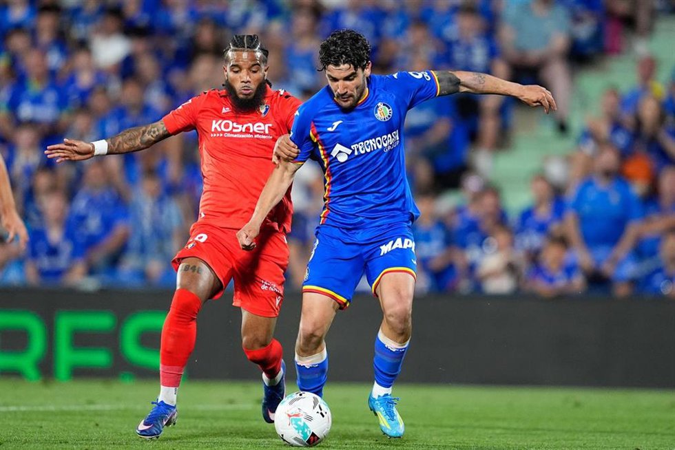 Mauro Arambarri y Valentin Rosier durante el Getafe CF-CA Osasuna de LaLiga EA Sports 25-26