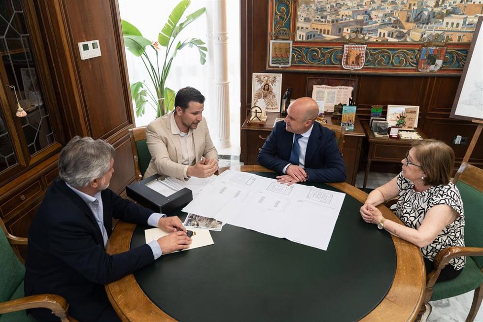 El presidente de la Diputación se reúne con representantes de Aspapros.