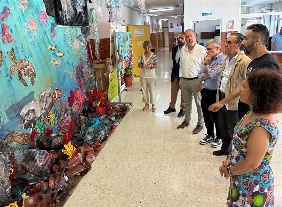 El delegado territorial de Desarrollo Educativo y Formación Profesional y de Universidad, Investigación e Innovación, Miguel Briones, en el IES Los Manantiales de Torremolinos.