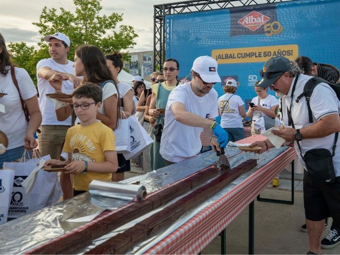 425 Metros De Postre: Así Se Ha Batido El Récord De La Tarta Más Larga Del Mundo En Alcobendas