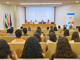 El delegado de Sanidad, Indalecio Sanchez-Montesinos; el director del Distrito, Eladio Gil; el director médico, Carlos A.Cabrera, la directora de cuidados Mª Ascensión Rodríguez y Lucía Mª Fernández, jefa de estudios de la Unidad Docente Multiprofesional.