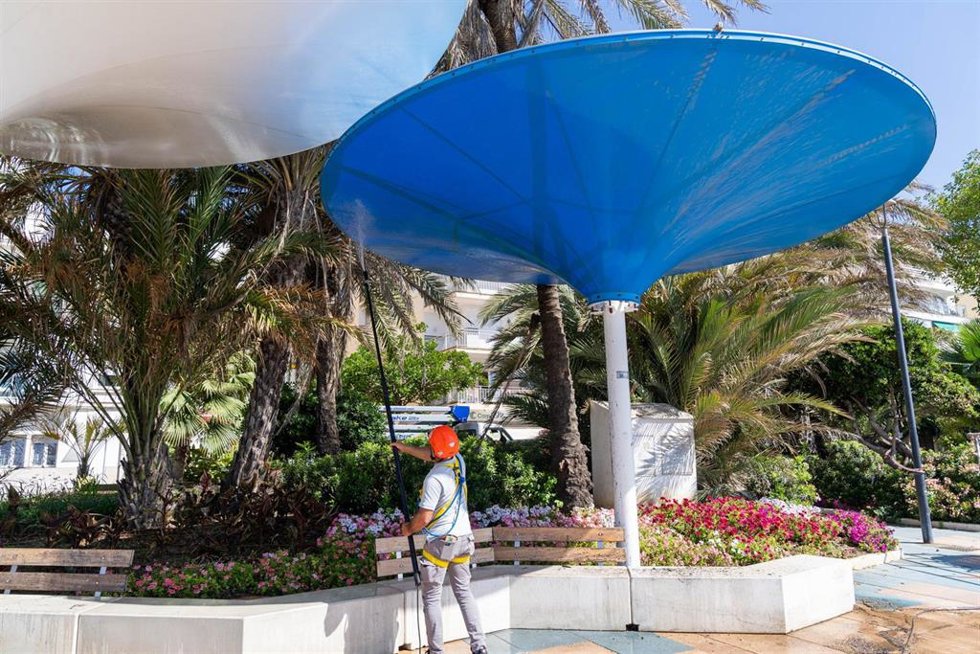 Limpieza de las sombrillas del Paseo Marítimo de Estepona (Málaga)