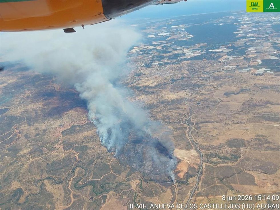 Imagen del incendio en Villanueva de los Castillejos.
