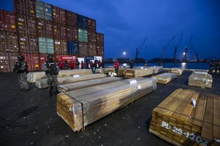 Arica, 8 de junio de 2026. Histórico decomiso de mas de 100 toneladas de distintas drogas impregnadas en madera, se realizo en el puerto de Arica, el operativo a cargo de la fiscalía regional de Arica, donde participo la policía marítima y aduanas de
