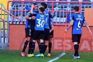 Futbol, Huachipato vs Colo Colo Fase de grupos, Copa de la Liga 2026. El jugador de Huachipato Mario Briceno, centro, celebra con sus compañeros su gol contra Colo Colo durante el partido de la copa de la liga disputado en el estadio CAP de Talcahuano,