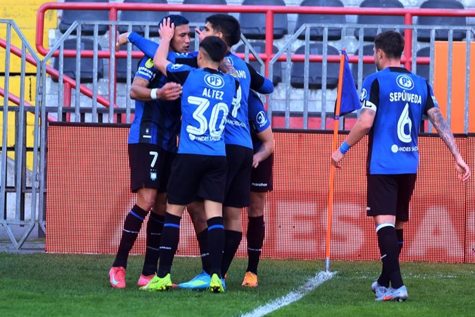 Futbol, Huachipato vs Colo Colo Fase de grupos, Copa de la Liga 2026. El jugador de Huachipato Mario Briceno, centro, celebra con sus compañeros su gol contra Colo Colo durante el partido de la copa de la liga disputado en el estadio CAP de Talcahuano,
