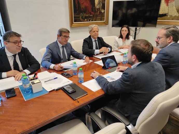 El presidente de la Diputación, Salvador Fuentes (segundo por la dcha.), y el consejero en funciones de Industria, Energía y Minas de la Junta de Andalucía, Jorge Paradela (tercero), en el encuentro mantenido en el Palacio de la Merced.