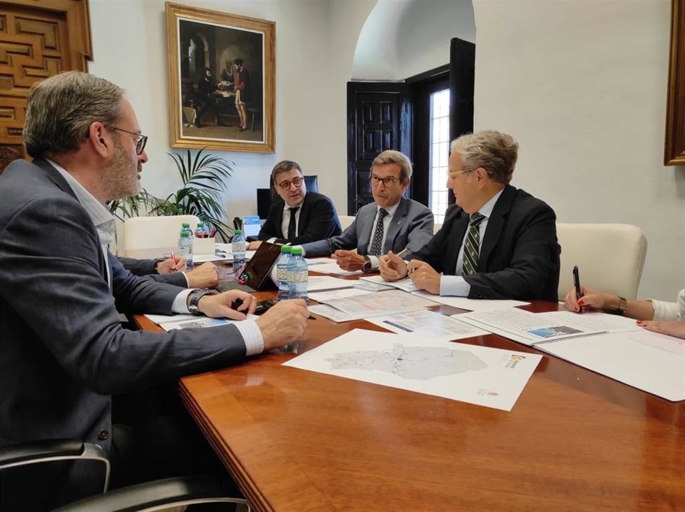 Pardela (centro), junto a Fuentes (dcha.), habla con Molina (izda.), durante el encuentro en la Diputación de Córdoba.