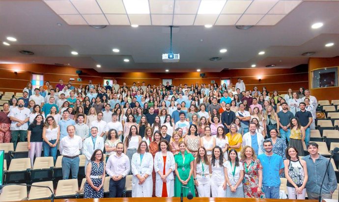 Acto de bienvenida en el Virgen del Rocío para los residentes