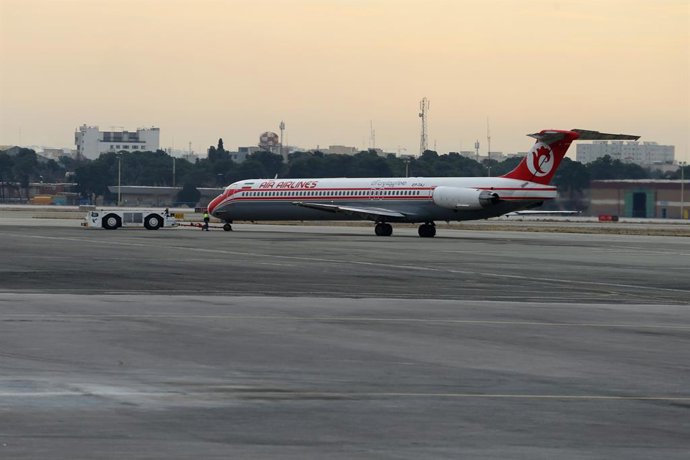 Archivo - January 8, 2025, Tehran, Iran: An Iranian Ata Airlines aircraft is parked at the Mehrabad International Airport in western Tehran.