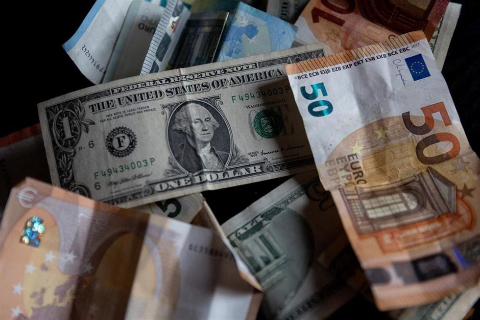 Archivo - Varios billetes y dólares.