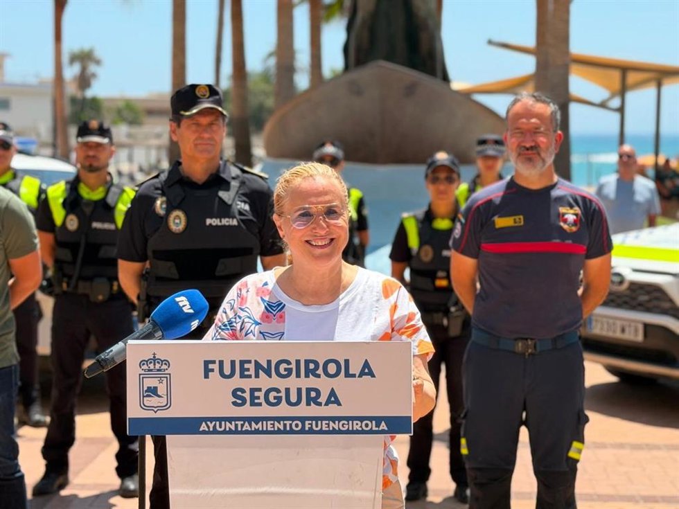 La alcaldesa de Fuengirola, Ana Mula, informa del Dispositivo Especial de Verano de Policía Local.