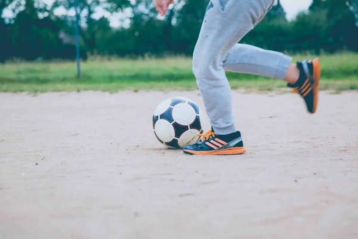 Archivo - Imagen de recurso de una persona jugando al fútbol.