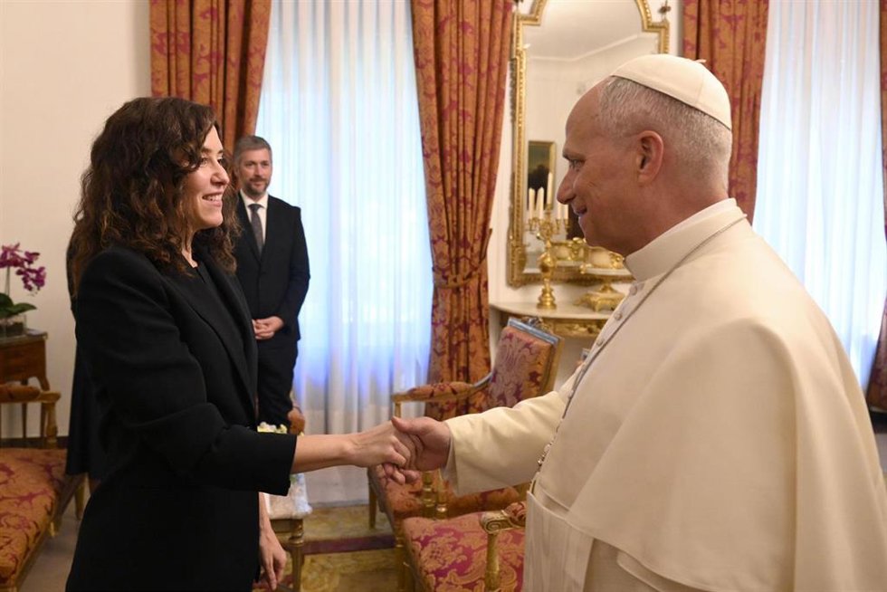 León XIV recibe a la presidenta de la Comunidad de Madrid, Isabel Díaz Ayuso, en la Nunciatura en el tercer día de su visita a España