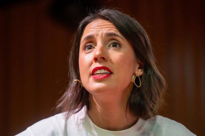 Archivo - La secretaria política de Podemos y eurodiputada, Irene Montero, durante el diálogo 'Què s'ha de fer?', a 9 de abril de 2026, en Barcelona, Catalunya (España). 
