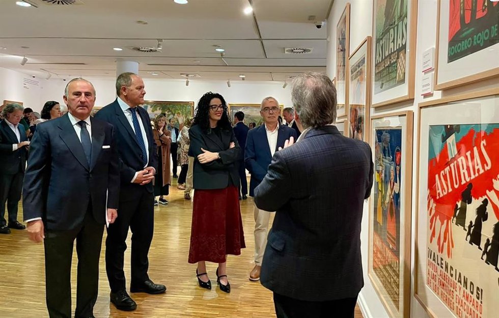 Inauguración de la exposición este lunes en Oviedo.