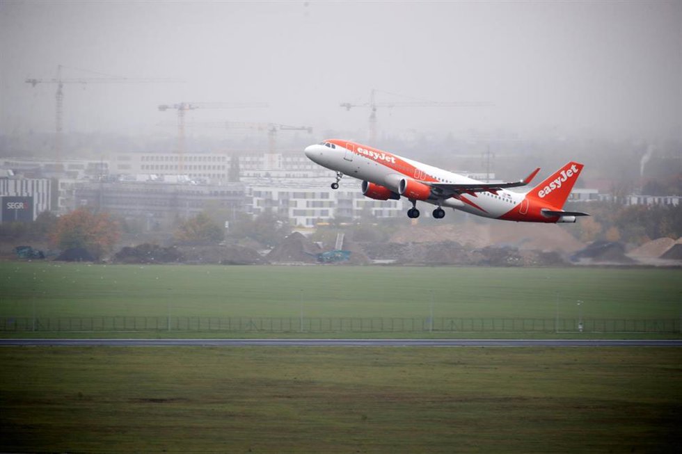 Archivo - 31 October 2020, Brandenburg, Schoenefeld: An aircraft of the airline Easyjet takes off at the capital airport Berlin Brandenburg "Willy Brandt" (BER) on its opening day after a long delay. Photo: Michael Hanschke/Reuters POOL/dpa