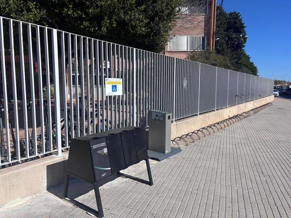 San Javier instala cuatro estaciones públicas de recarga de patinetes y bicicletas eléctricas, en institutos y polideportivo