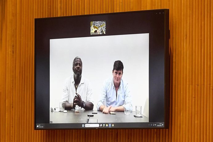 Bertrand Ndongo (i) y Vito Quiles (d) participan de forma telemática en la mesa '¿Por qué es importante defender la libertad de expresión en las redes sociales?'en el Congreso