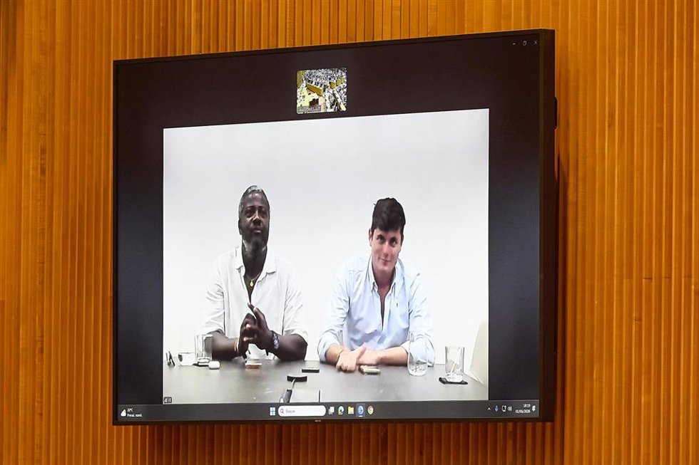 Bertrand Ndongo (i) y Vito Quiles (d) participan de forma telemática en la mesa '¿Por qué es importante defender la libertad de expresión en las redes sociales?'en el Congreso