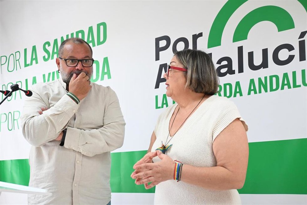 El parlamentario electo de Por Andalucía, Rafael Sánchez Rufo, junto a la portavoz de Con Andalucía en el Ayuntamiento de Huelva, Mónica Rossi.
