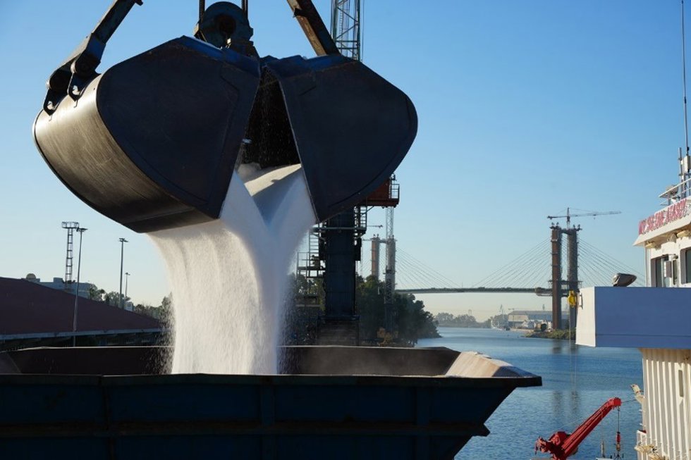 Archivo - Imagen de recurso relacionada con una descarga de fertilizante en el puerto de Sevilla.