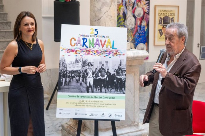 La teniente de alcalde de Fiestas y Carnaval del Ayuntamiento de Cádiz, Beatriz Gandullo, y el director de secretariado de Extensión Universitaria y Proyección Social de la Universidad de Cádiz (UCA), Manuel Ceballos, presentando congreso de Carnaval.