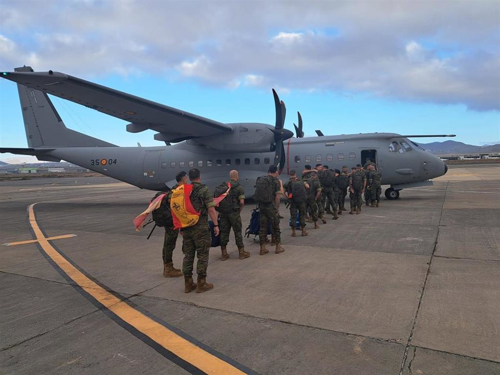 Integrantes de la Unidad de Defensa Antiaérea parten desde Gando, en Gran Canaria, hacia Letonia