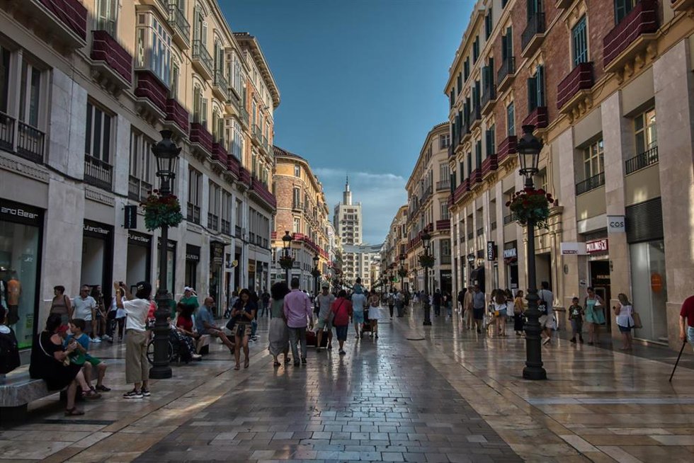 Archivo - Malaga, Spain - June 26, 2019: The picturesque Marques de Larios street, located in the center of Malaga, where a large number of shops and businesses are located
