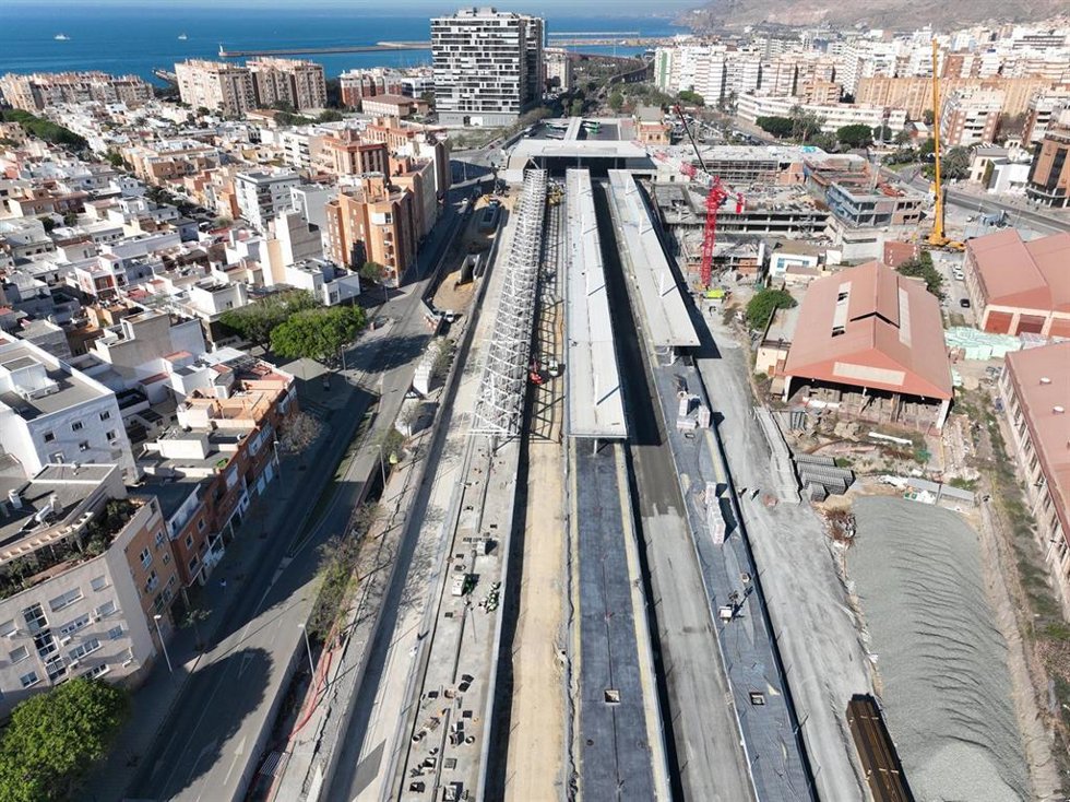 Vista aérea de las vías en la nueva estación del AVE de Almería derivada de las obras del soterramiento.