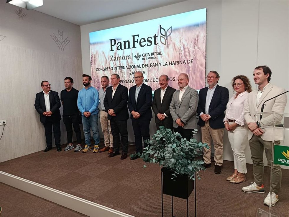 Las autoridades, durante la presentación del PanFest.