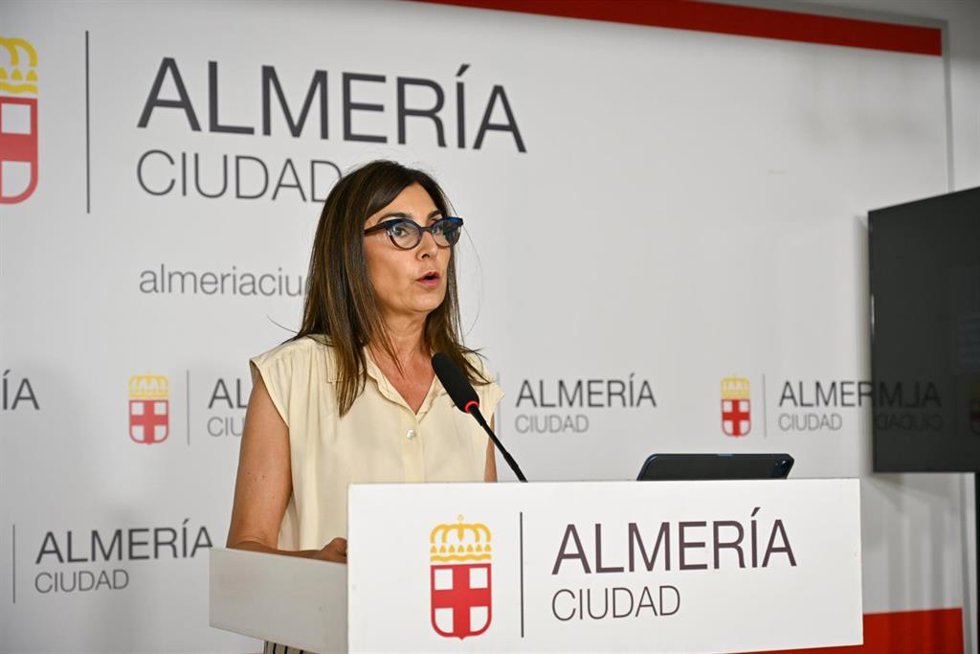 La portavoz del equipo de gobierno del Ayuntamiento de Almería, Sacramento Sánchez, informa de los acuerdos de la junta de gobierno local.