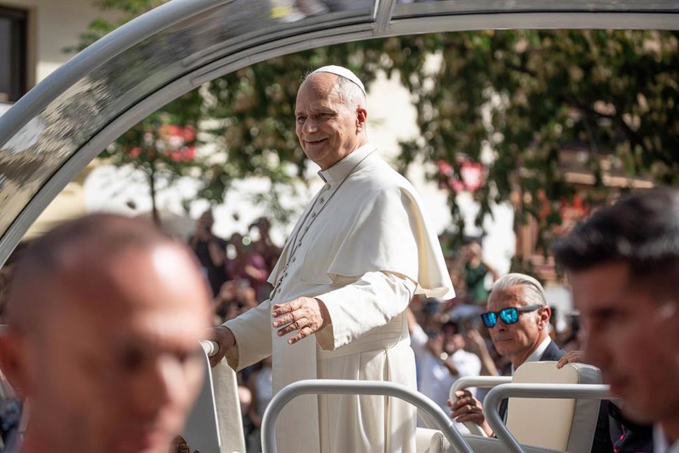 El Papa León XIV llega en el Papamóvil al Movistar Arena