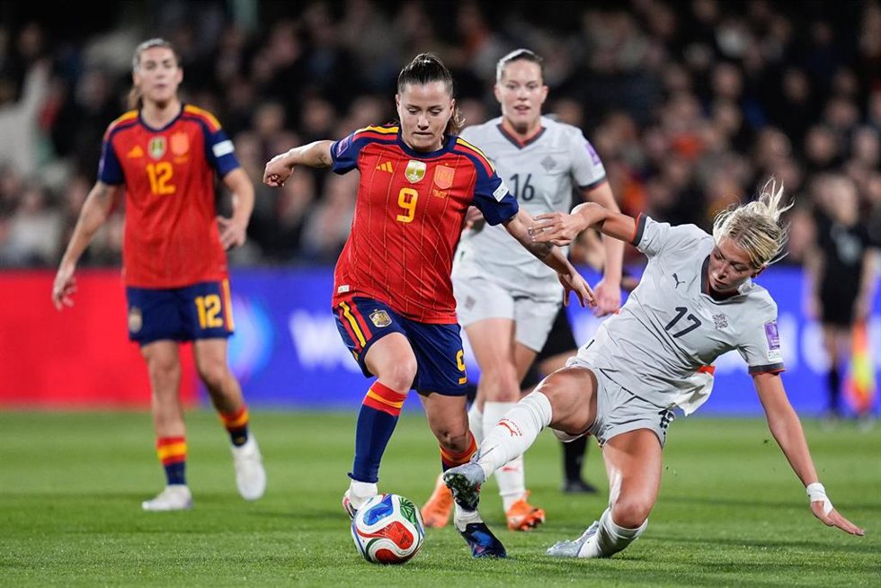Archivo - Claudia Pina durante el España-Islandia de la fase de clasificación para el Mundial de 2027