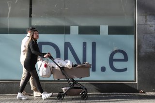 Archivo - Una dona passejant davant una comissaria