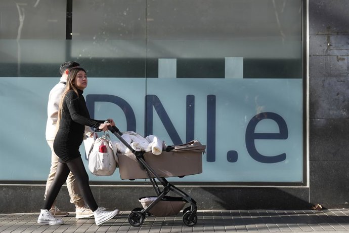 Archivo - Una dona passejant davant una comissaria