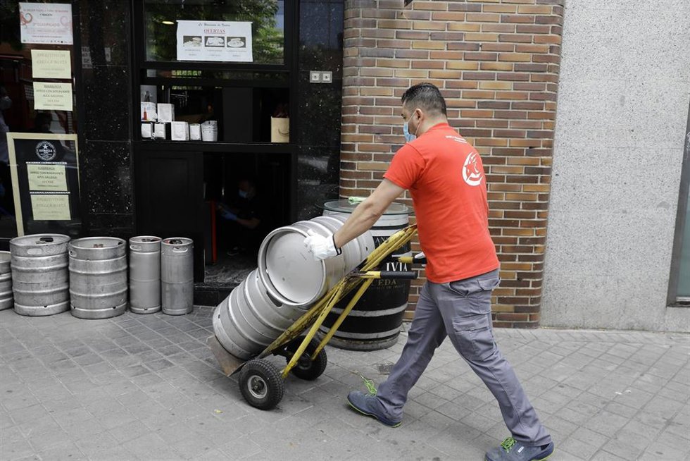 Archivo - Un repartidor de cervezaen imagen de archivo.