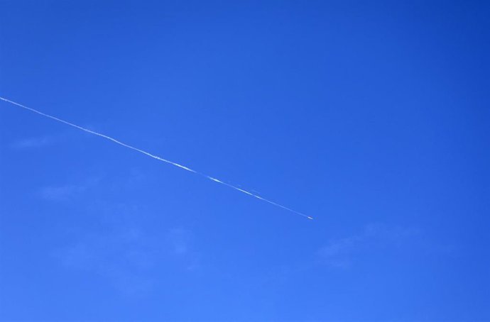  Estelas de humo de los misiles iraníes lanzados hacia Israel, sobre el cielo de Cisjordania.