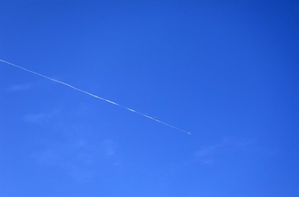  Estelas de humo de los misiles iraníes lanzados hacia Israel, sobre el cielo de Cisjordania.