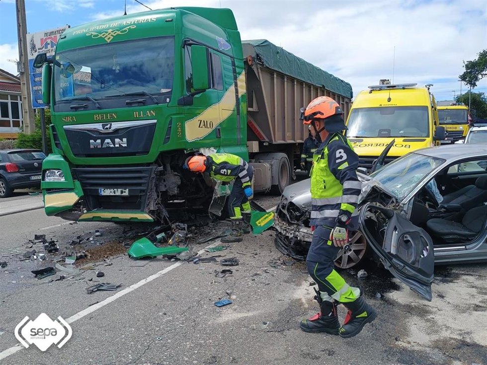Accidente de un turismo y un camión en Coruño (Llanera).