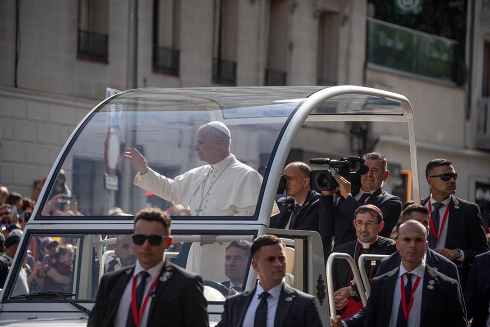 El Papa León XIV llega en el Papamóvil al Movistar Arena, a 7 de junio de 2026, en Madrid (España). El encuentro titulado ‘Tejer redes con el mundo de la cultura, la educación, la empresa y el deporte’ reúne a representantes de distintos ámbitos para refl
