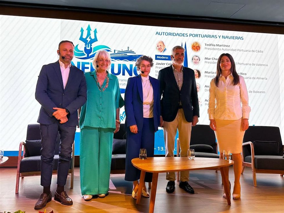 La presidenta de la Autoridad Portuaria de Almería, Rosario Soto, junto a representantes de autoridades portuarias y navieras durante la jornada técnica 'Neptuno', celebrada en Palma de Mallorca.
