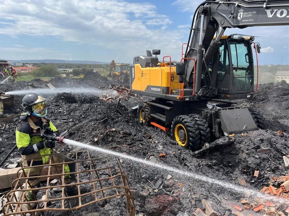 Archivo - Bomberos del Sepeis intervienen de nuevo en la nave de plásticos incendiada en La Bañeza (León).