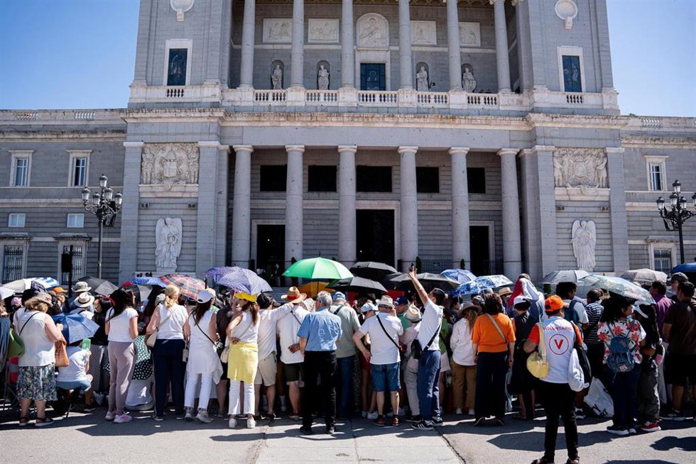 Decenas de personas esperan la llegada del Papa León XIV a la Catedral de Santa María de la Almudena, a 8 de junio de 2026, en Madrid (España).
