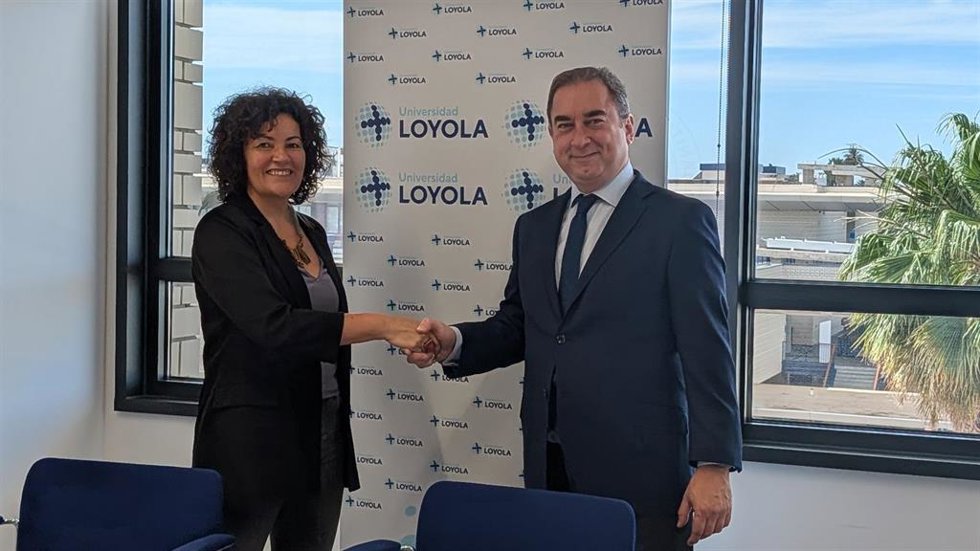 Silvia Cantos y Fabio Gómez-Estern Aguilar se dan la mano tras la firma del convenio.