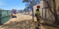 Consorcio de Bomberos retira animales y ayuda a frenar el incendio de Castillejos (Huelva) ante proximidad de vivienda